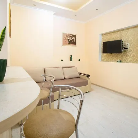 Appartement двокімнатна у центрі міста з двориком