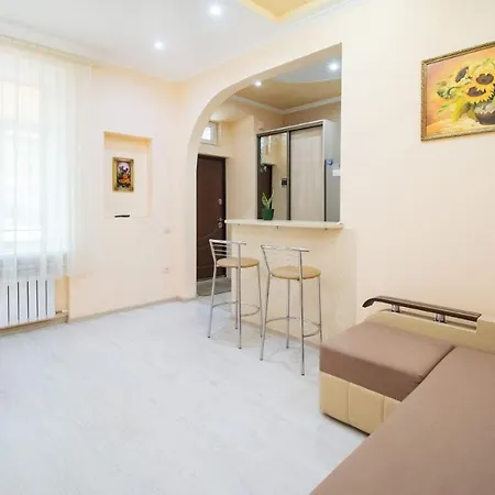 двокімнатна у центрі міста з двориком *