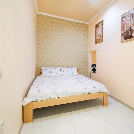 Appartement двокімнатна у центрі міста з двориком Lviv