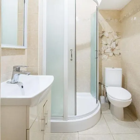 двокімнатна у центрі міста з двориком * Lviv