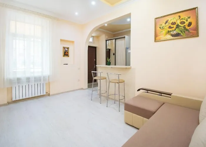 двокімнатна у центрі міста з двориком *