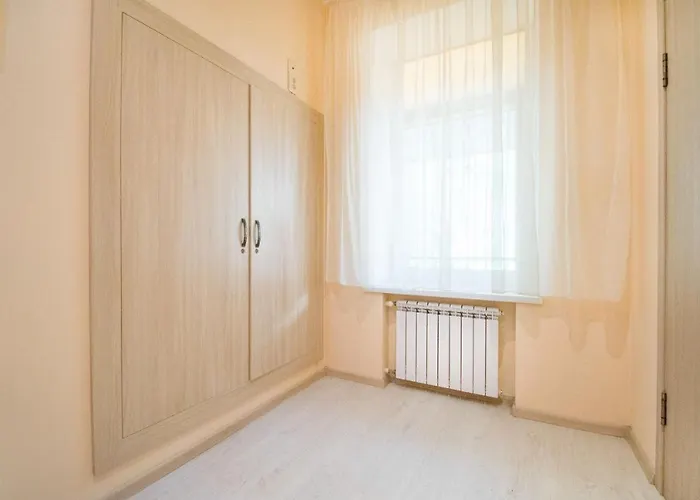 двокімнатна у центрі міста з двориком Apartment *