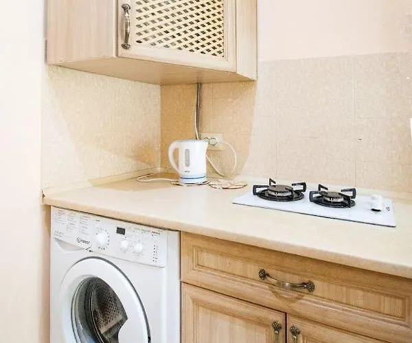 двокімнатна у центрі міста з двориком *