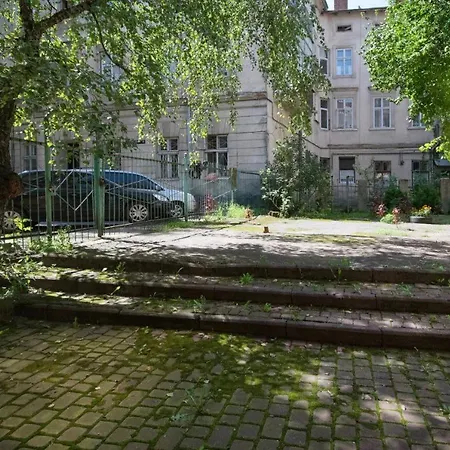 Appartement двокімнатна у центрі міста з двориком Lviv