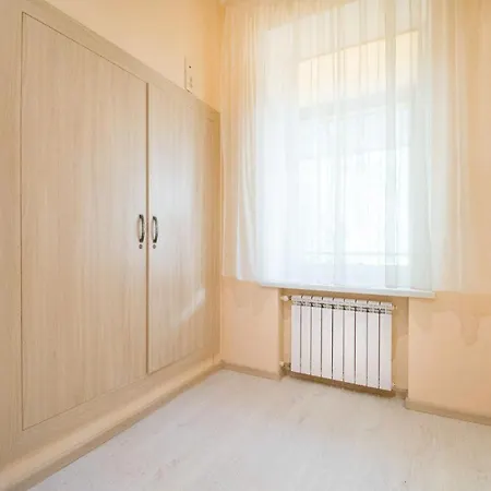 двокімнатна у центрі міста з двориком Apartment *