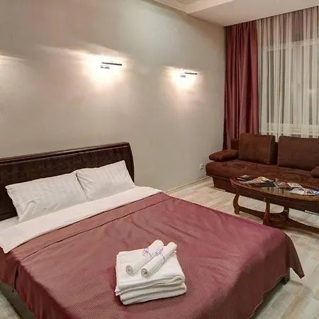 двокімнатна у центрі міста з двориком Lviv