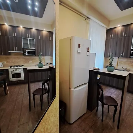 Appartement двокімнатна у центрі міста з двориком *