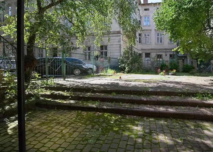 Appartement двокімнатна у центрі міста з двориком Lviv